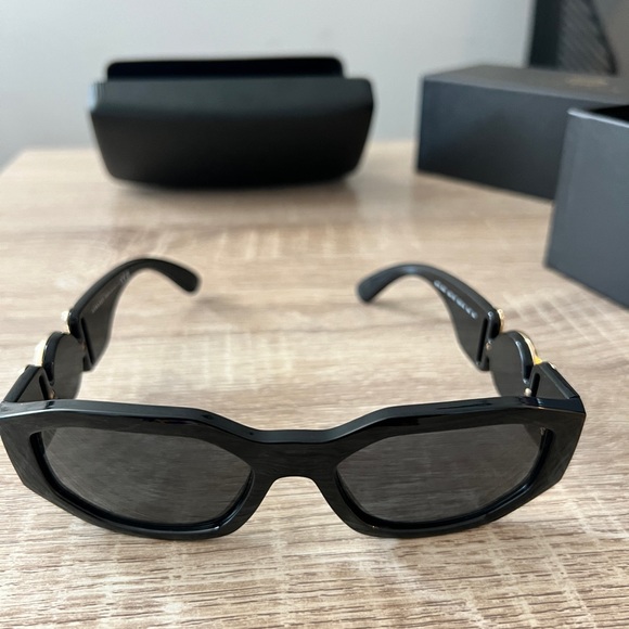 These are the Versace medusa biggie sunglasses in color black